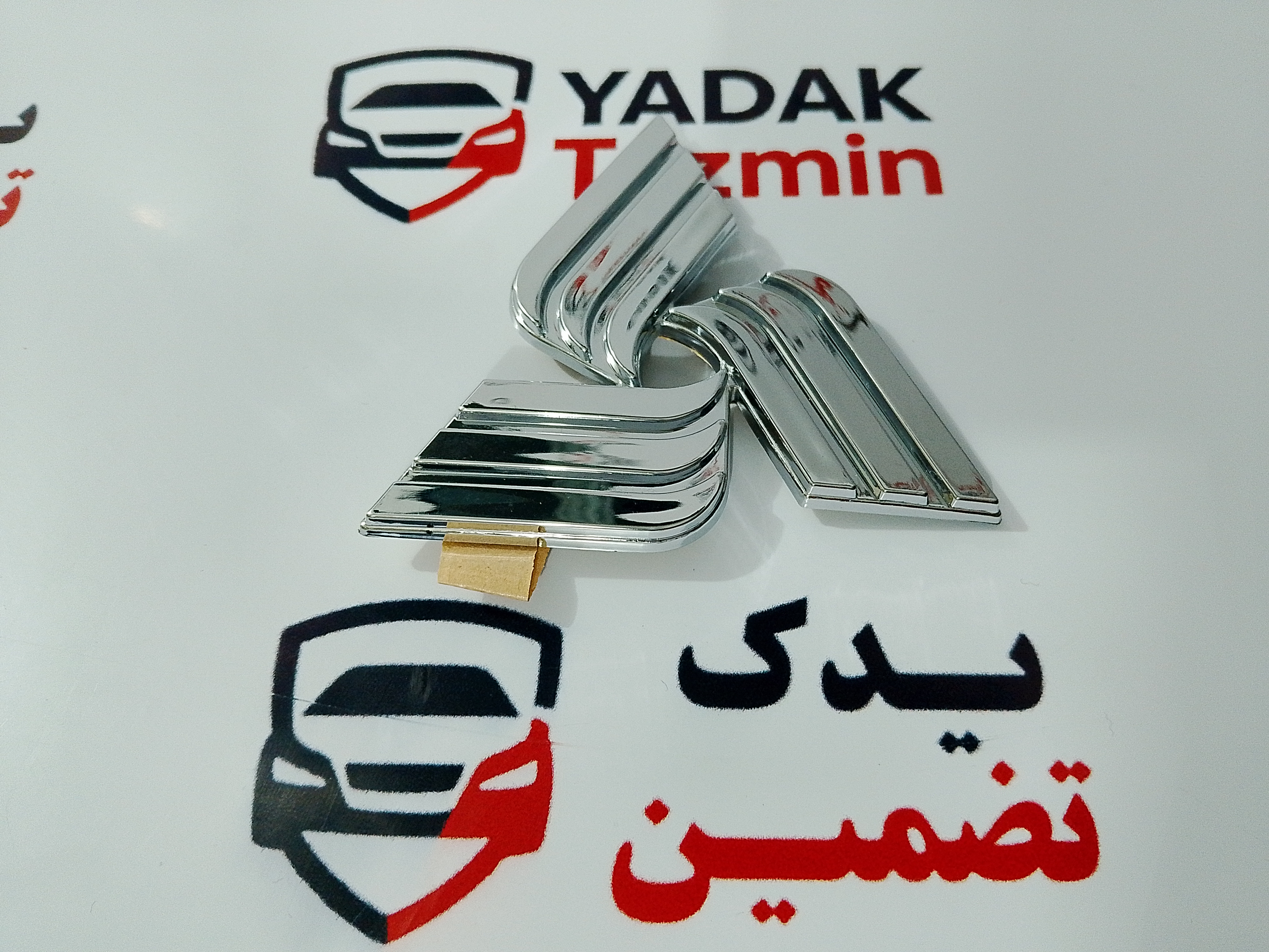 آرم لوگو جلو پنجره سهند بزرگ شرکتی